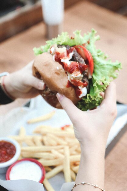 Hamburguesa casera con verduras frescas