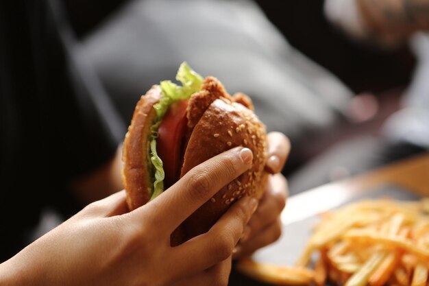 Hamburguesa casera con verduras frescas