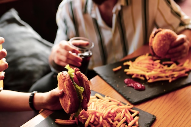 Hamburguesa casera con verduras frescas