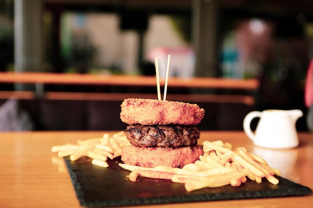 Hamburguesa casera con verduras frescas