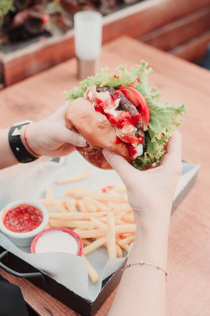 Hamburguesa casera con verduras frescas