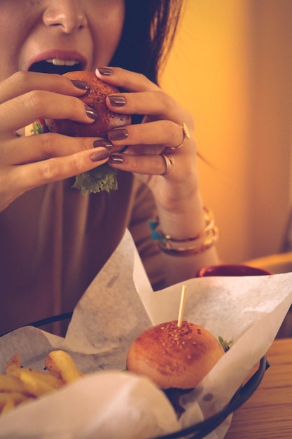 Hamburguesa casera con verduras frescas.