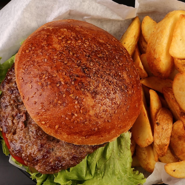 Hamburguesa casera con verduras frescas.