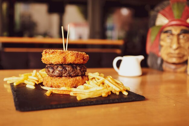 Hamburguesa casera con verduras frescas.