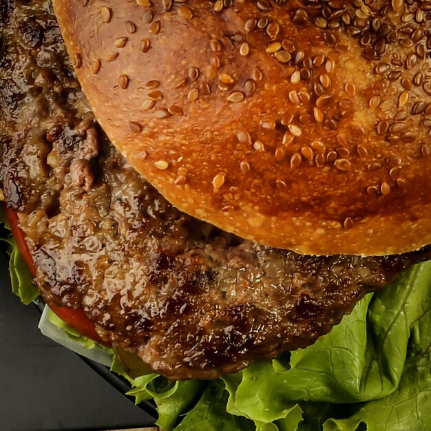 Hamburguesa casera con verduras frescas.