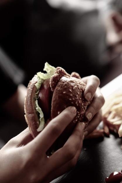 Hamburguesa casera con verduras frescas.