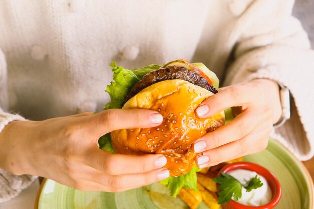 Hamburguesa casera con verduras frescas.