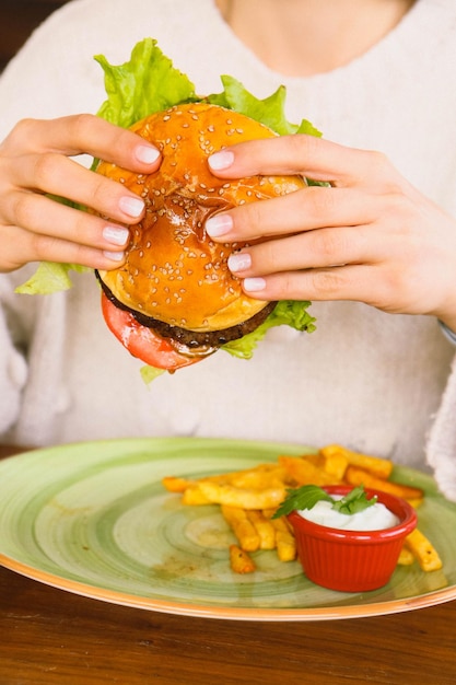 Hamburguesa casera con verduras frescas.