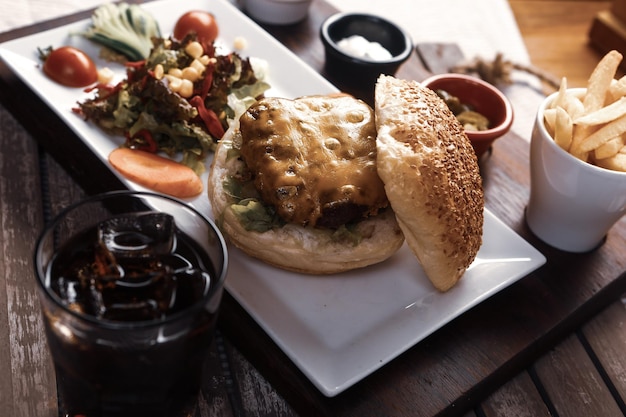 Hamburguesa casera con verduras frescas.