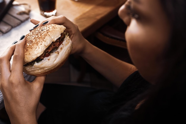 Hamburguesa casera con verduras frescas.