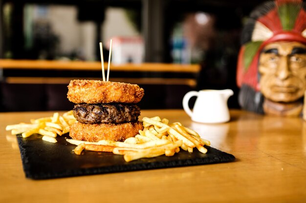 Hamburguesa casera con verduras frescas.