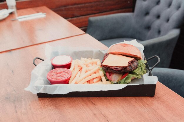 Hamburguesa casera con verduras frescas.