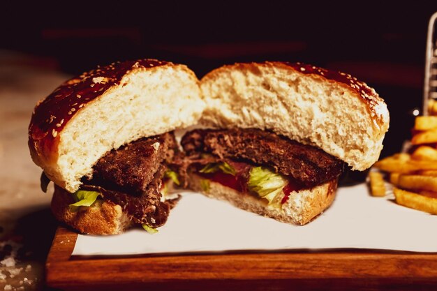 Hamburguesa casera con verduras frescas.