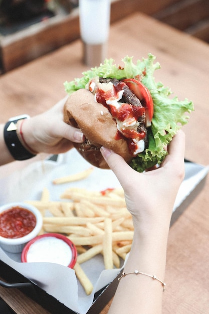 Hamburguesa casera con verduras frescas.