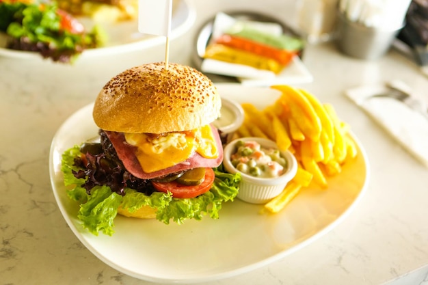 Hamburguesa casera con verduras frescas.