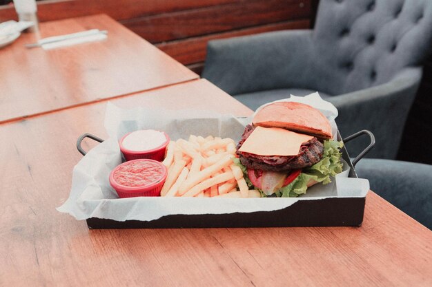 Hamburguesa casera con verduras frescas.