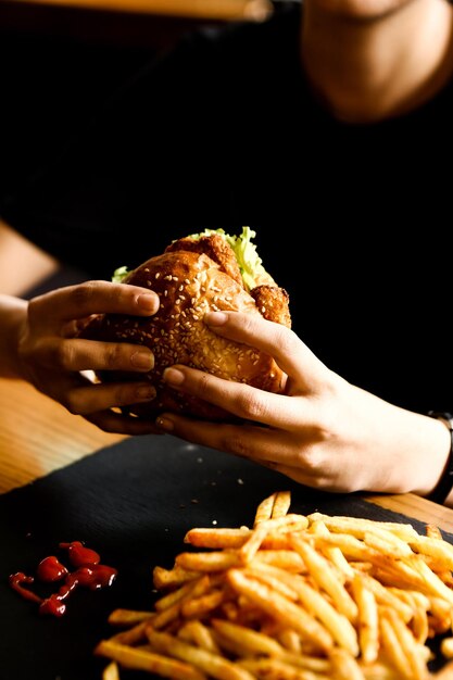 Hamburguesa casera con verduras frescas.