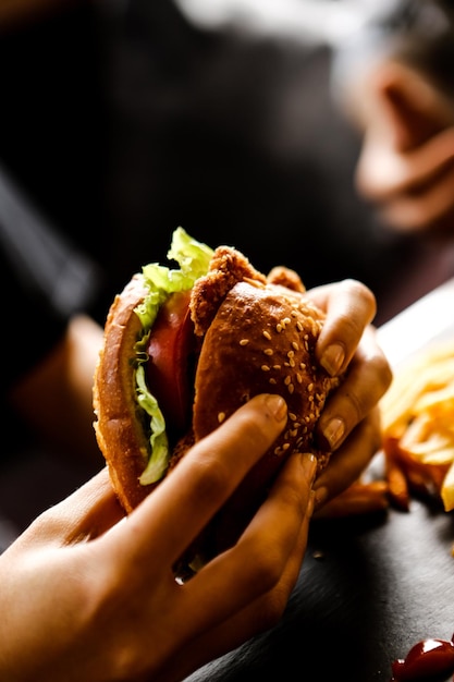 Hamburguesa casera con verduras frescas.