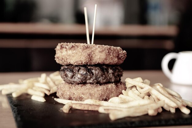 Hamburguesa casera con verduras frescas.