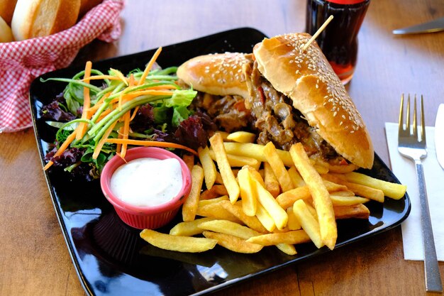 Hamburguesa casera con verduras frescas.