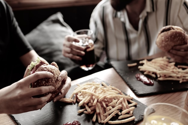 Hamburguesa casera con verduras frescas.