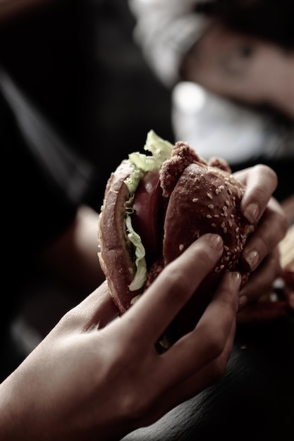 Hamburguesa casera con verduras frescas.