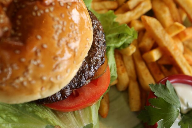 Hamburguesa casera con verduras frescas.