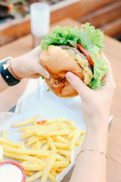 Hamburguesa casera con verduras frescas.