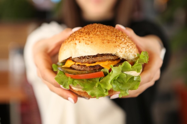 Hamburguesa casera con verduras frescas.