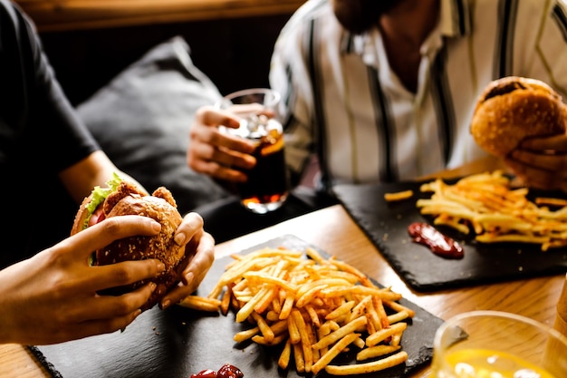 Foto hamburguesa casera con verduras frescas.