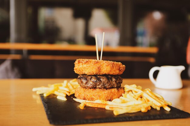 Hamburguesa casera con verduras frescas.