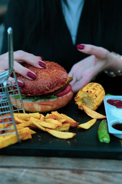 Hamburguesa casera con verduras frescas.