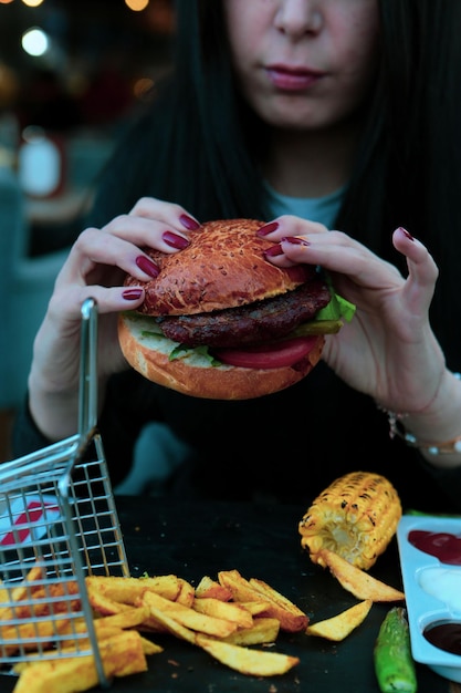 Foto hamburguesa casera con verduras frescas.