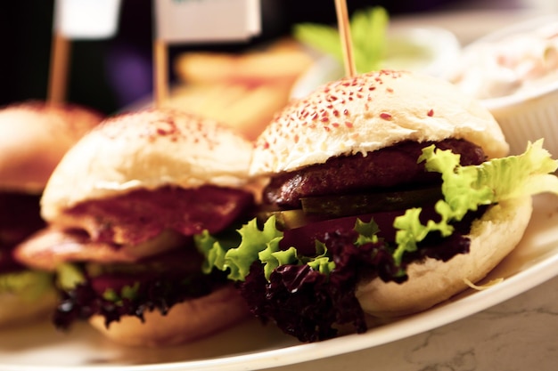 Hamburguesa casera con verduras frescas.