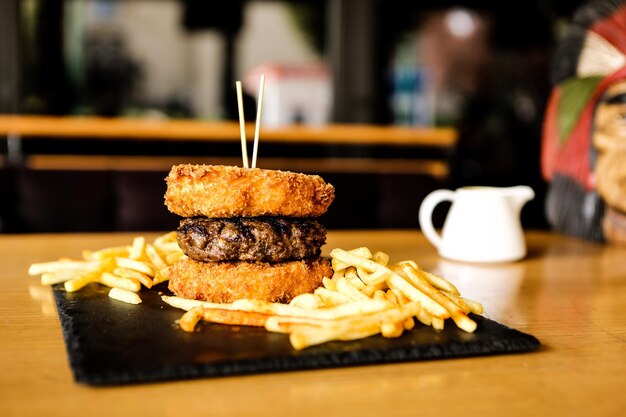 Hamburguesa casera con verduras frescas.