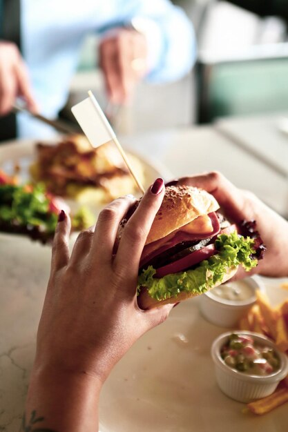 Hamburguesa casera con verduras frescas.