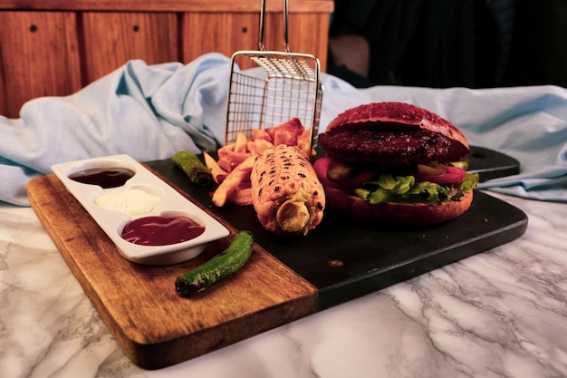 Hamburguesa casera con verduras frescas.