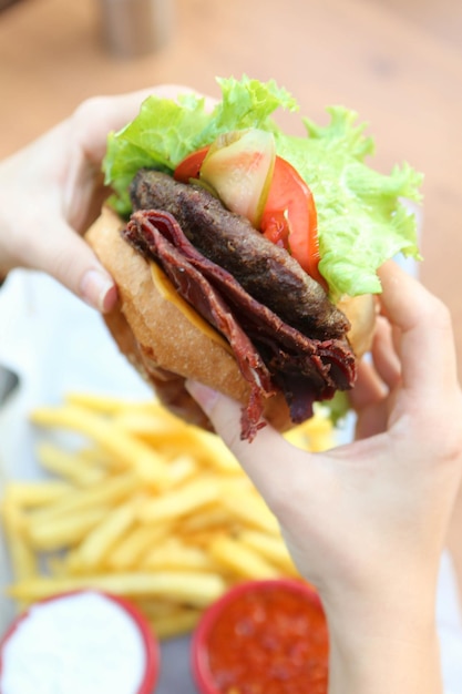 Hamburguesa casera con verduras frescas