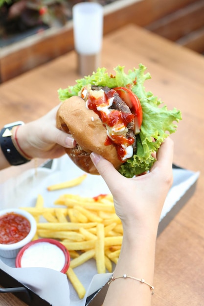 Hamburguesa casera con verduras frescas