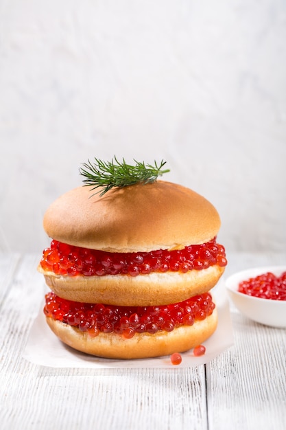 Hamburguesa con caviar rojo