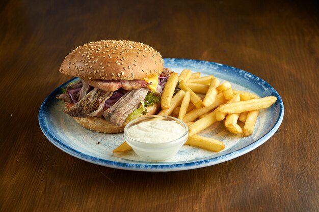 Hamburguesa con cerdo desmenuzado