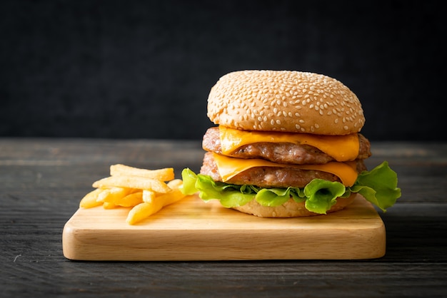 hamburguesa de cerdo o hamburguesa de cerdo con queso y patatas fritas