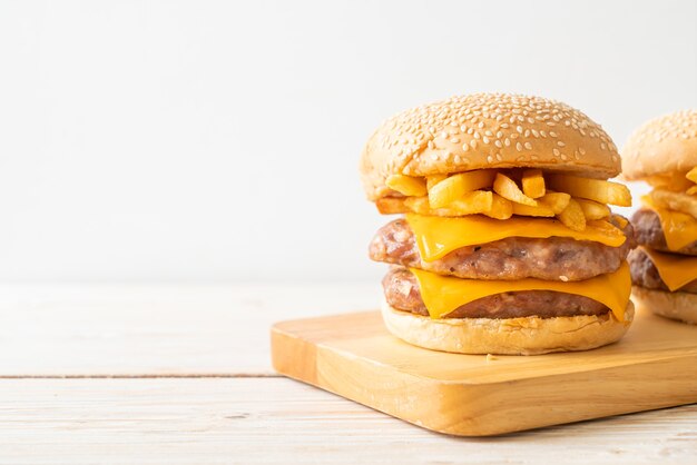 hamburguesa de cerdo o hamburguesa de cerdo con queso y patatas fritas