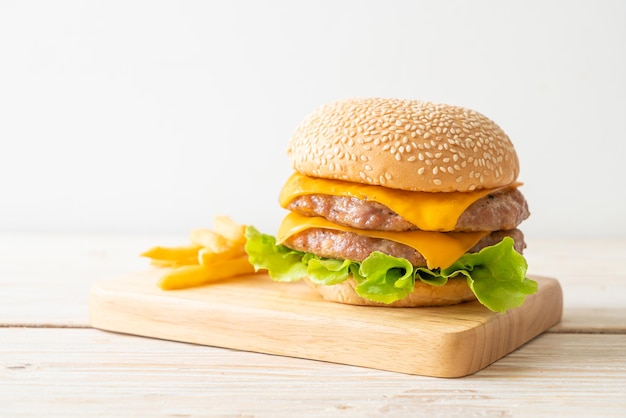 hamburguesa de cerdo o hamburguesa de cerdo con queso y patatas fritas