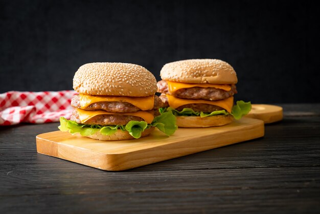 Hamburguesa de cerdo o hamburguesa de cerdo con queso sobre tabla de madera