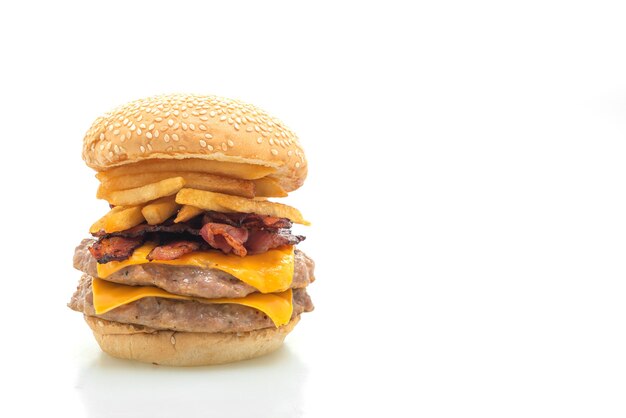 Hamburguesa de cerdo o hamburguesa de cerdo con queso, tocino y papas fritas aislado en blanco