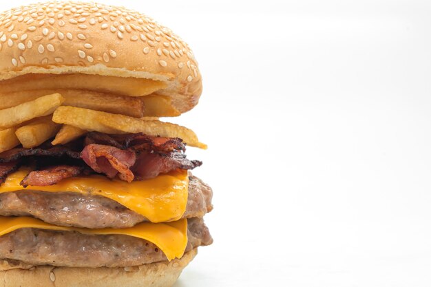 Hamburguesa de cerdo o hamburguesa de cerdo con queso, tocino y papas fritas aislado sobre fondo blanco.