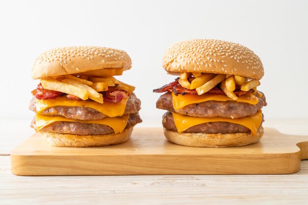 hamburguesa de cerdo o hamburguesa de cerdo con queso, tocino y papas fritas