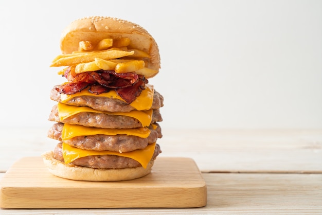 hamburguesa de cerdo o hamburguesa de cerdo con queso, tocino y patatas fritas