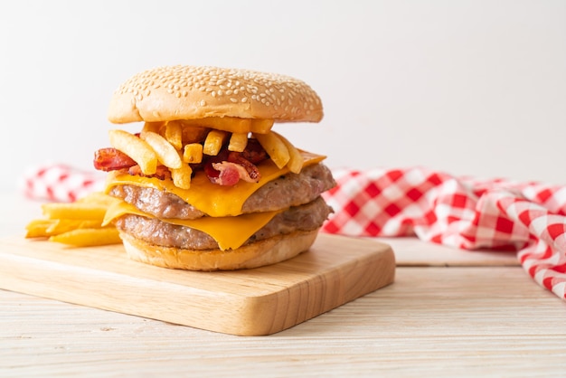 hamburguesa de cerdo o hamburguesa de cerdo con queso, tocino y patatas fritas